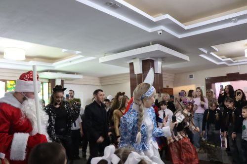 Фирдус Тямаев подарил новогоднее чудо детям героев (+фоторепортаж)