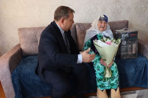 Ветеран труда из Нурлатского района принимает поздравления с 100-летним юбилеем