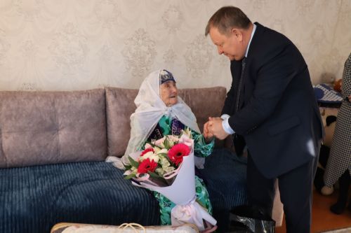 Ветеран труда из Нурлатского района принимает поздравления с 100-летним юбилеем