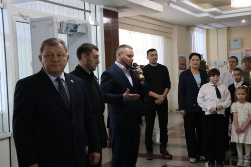 Фирдус Тямаев подарил новогоднее чудо детям героев (+фоторепортаж)