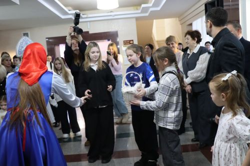 Фирдус Тямаев подарил новогоднее чудо детям героев (+фоторепортаж)