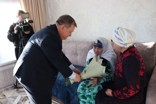 Ветеран труда из Нурлатского района принимает поздравления с 100-летним юбилеем
