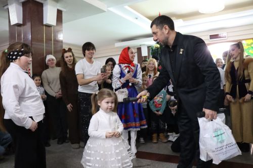 Фирдус Тямаев подарил новогоднее чудо детям героев (+фоторепортаж)