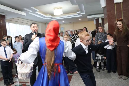 Фирдус Тямаев подарил новогоднее чудо детям героев (+фоторепортаж)