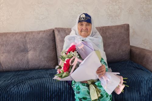 Ветеран труда из Нурлатского района принимает поздравления с 100-летним юбилеем