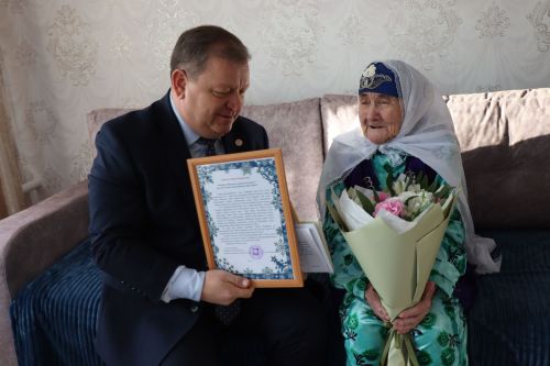 Ветеран труда из Нурлатского района принимает поздравления с 100-летним юбилеем