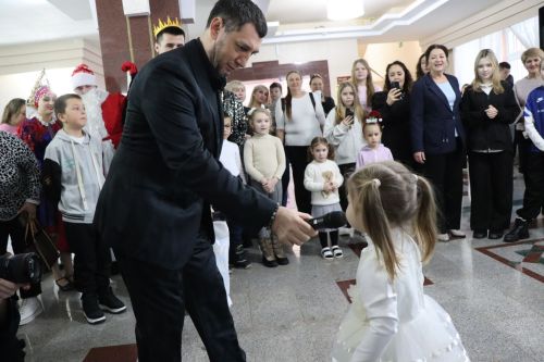 Фирдус Тямаев подарил новогоднее чудо детям героев (+фоторепортаж)