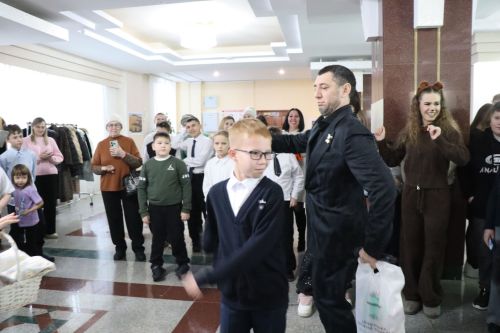 Фирдус Тямаев подарил новогоднее чудо детям героев (+фоторепортаж)