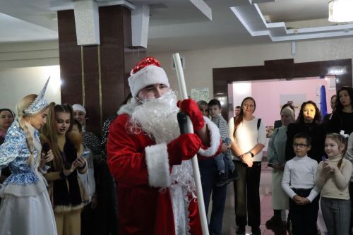 Фирдус Тямаев подарил новогоднее чудо детям героев (+фоторепортаж)