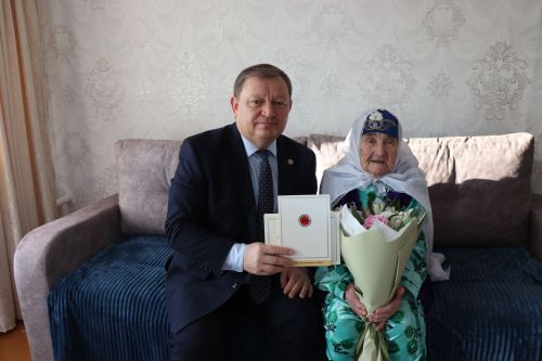 Ветеран труда из Нурлатского района принимает поздравления с 100-летним юбилеем