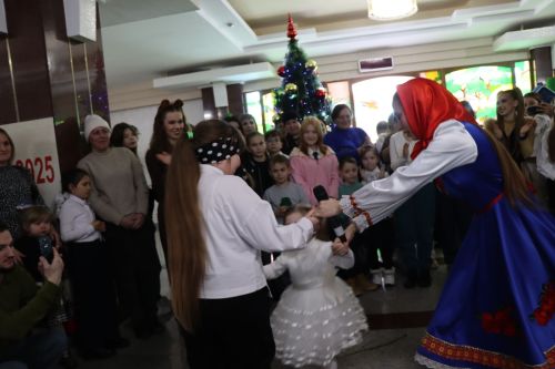 Фирдус Тямаев подарил новогоднее чудо детям героев (+фоторепортаж)