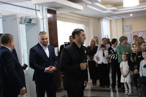 Фирдус Тямаев подарил новогоднее чудо детям героев (+фоторепортаж)