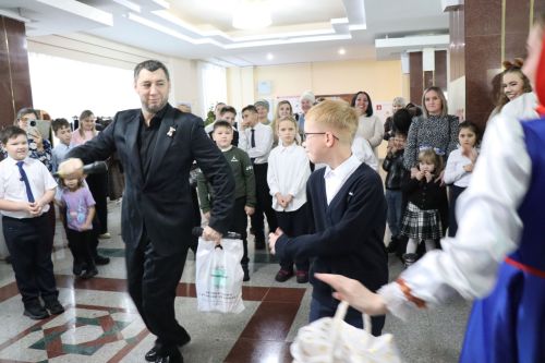 Фирдус Тямаев подарил новогоднее чудо детям героев (+фоторепортаж)