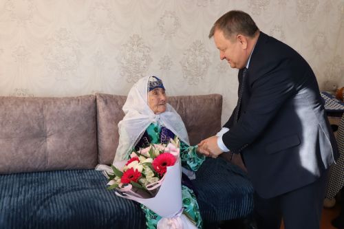 Ветеран труда из Нурлатского района принимает поздравления с 100-летним юбилеем