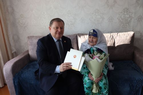Ветеран труда из Нурлатского района принимает поздравления с 100-летним юбилеем