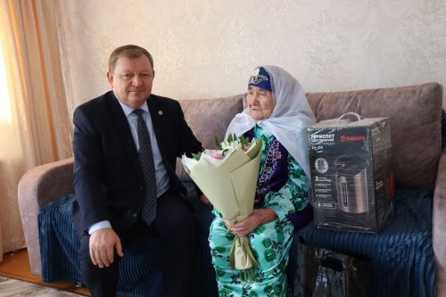 Ветеран труда из Нурлатского района принимает поздравления с 100-летним юбилеем