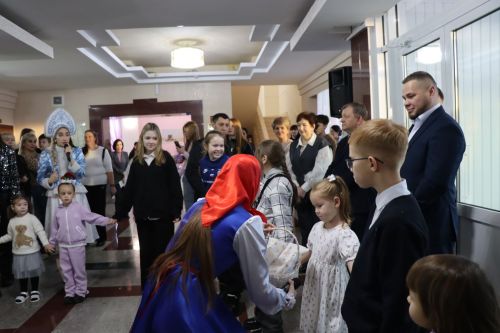 Фирдус Тямаев подарил новогоднее чудо детям героев (+фоторепортаж)
