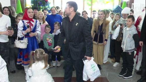 Наш земляк Фирдус Тямаев устроил для детей участников СВО веселое новогоднее представление