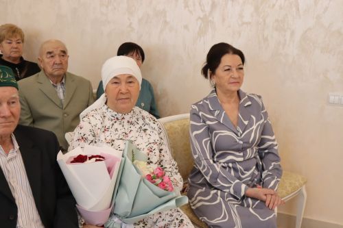 Юбиляры семейной жизни получили поздравления в День работников ЗАГС