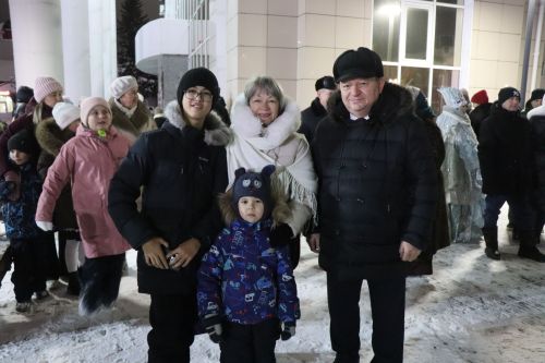 Сотни огней и радостных улыбок: в Нурлате зажгли главную ёлку (+фоторепортаж)