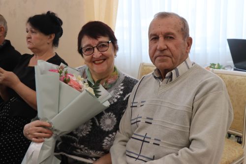 Юбиляры семейной жизни получили поздравления в День работников ЗАГС