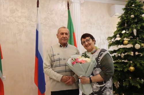 Юбиляры семейной жизни получили поздравления в День работников ЗАГС