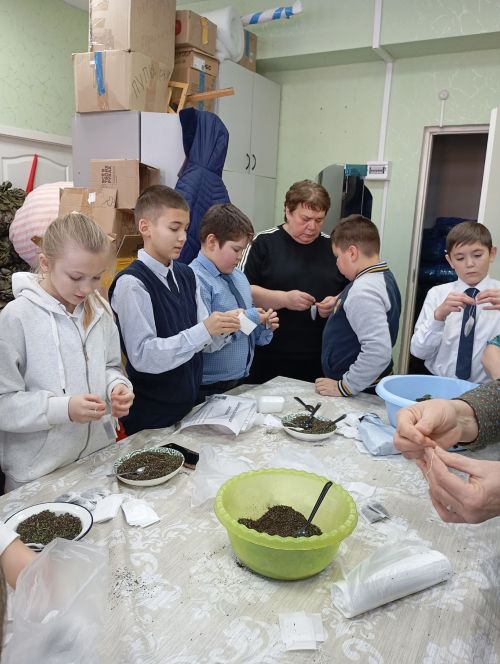 Урок патриотизма на практике: нурлатские гимназисты помогли в сборе гуманитарной помощи