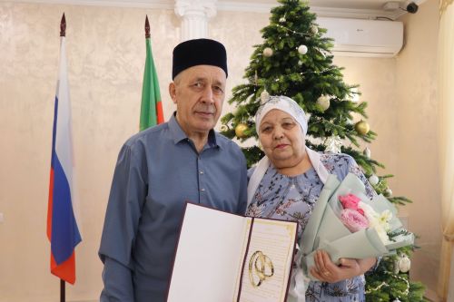 Юбиляры семейной жизни получили поздравления в День работников ЗАГС