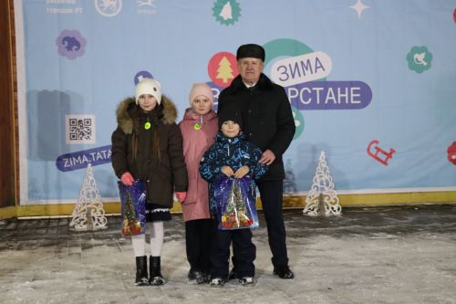 Сотни огней и радостных улыбок: в Нурлате зажгли главную ёлку (+фоторепортаж)