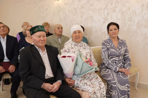 Юбиляры семейной жизни получили поздравления в День работников ЗАГС