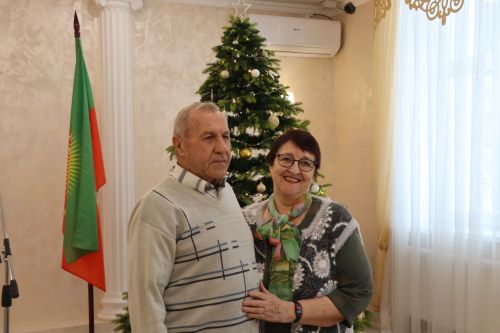 Юбиляры семейной жизни получили поздравления в День работников ЗАГС