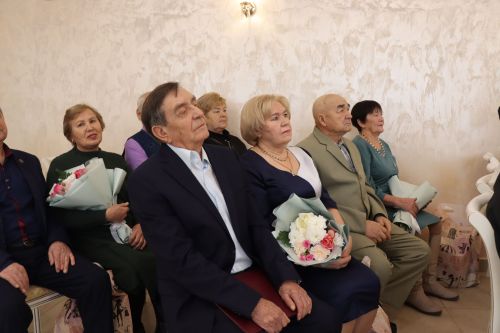 Юбиляры семейной жизни получили поздравления в День работников ЗАГС