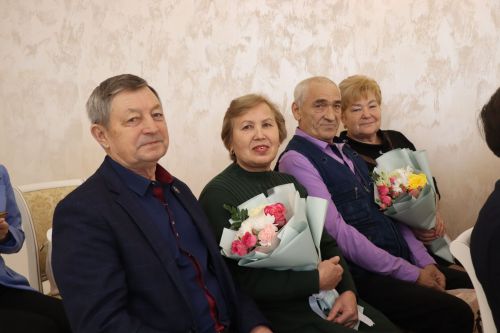 Юбиляры семейной жизни получили поздравления в День работников ЗАГС