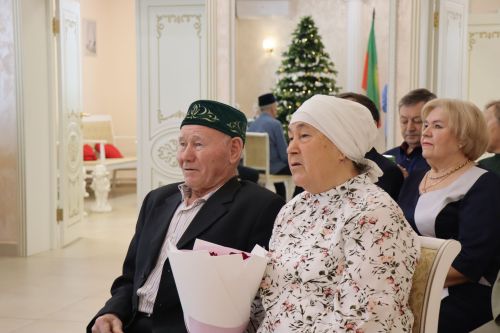 Юбиляры семейной жизни получили поздравления в День работников ЗАГС