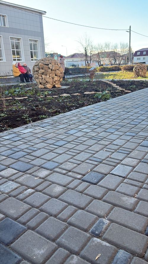 В Нурлатской школе открыли новые скамейки в честь педагогов