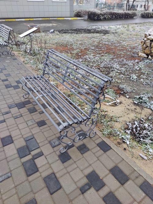 В Нурлатской школе открыли новые скамейки в честь педагогов