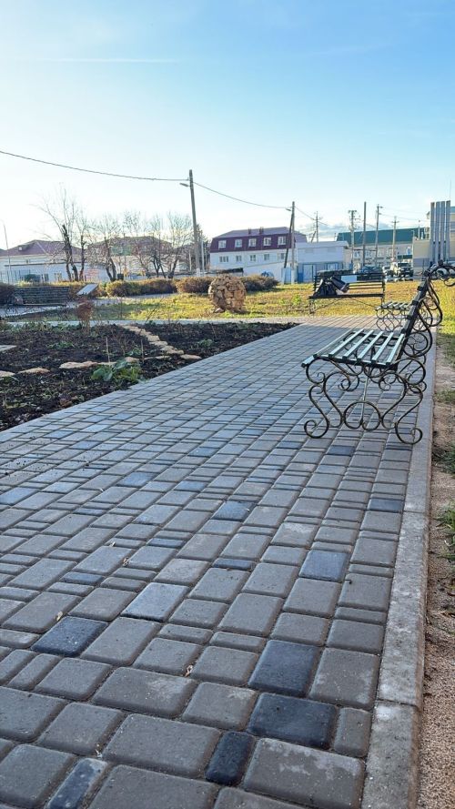 В Нурлатской школе открыли новые скамейки в честь педагогов