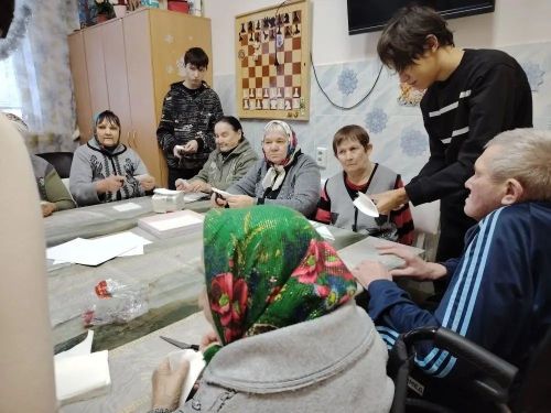 Забота Первых: школьники Нурлата подарили тепло пожилым
