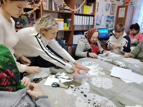 Забота Первых: школьники Нурлата подарили тепло пожилым