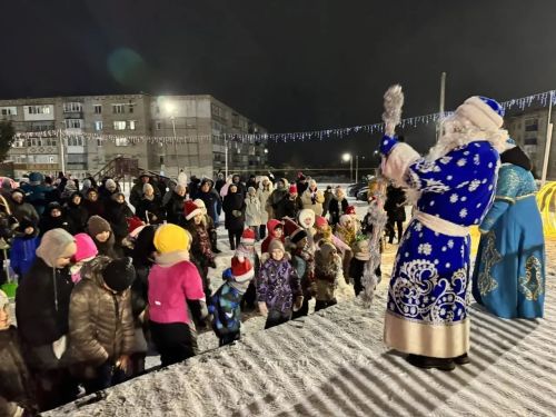 В микрорайоне Сахароваров зажгли главный символ праздника