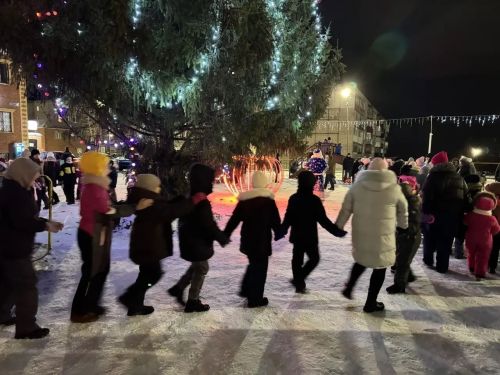 В микрорайоне Сахароваров зажгли главный символ праздника