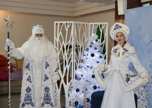 Символы праздника Новый год: ель, Дед Мороз и телевизор
