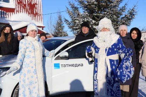 Ключи от нового автомобиля «Лада Веста» для журналистов «Нурлат-информа» вручил Рустам Минниханов