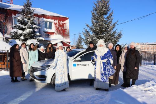 Ключи от нового автомобиля «Лада Веста» для журналистов «Нурлат-информа» вручил Рустам Минниханов