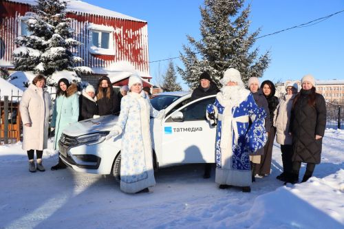 Ключи от нового автомобиля «Лада Веста» для журналистов «Нурлат-информа» вручил Рустам Минниханов