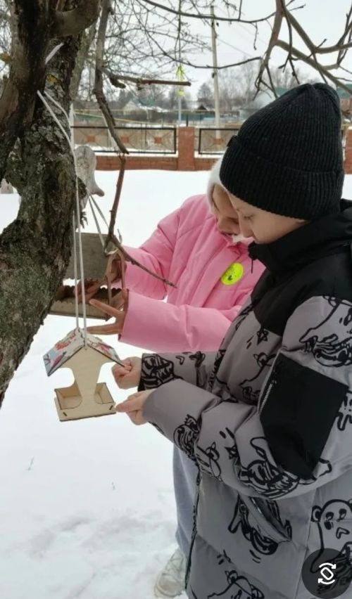 Юные экологи Мамыковской школы открыли зимнюю «столовую» для пернатых