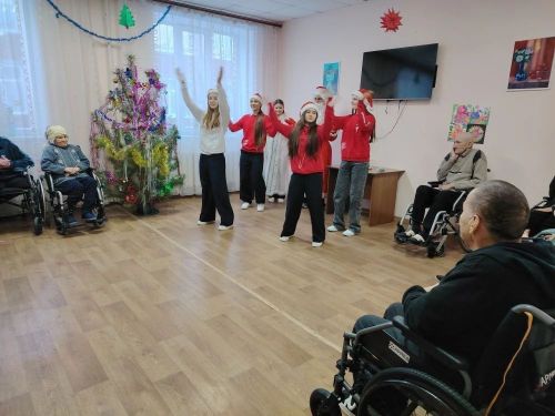 Новогодняя сказка от юных сердец: «Забота Первых» в гостях у жителей дома престарелых
