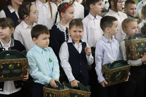 Дамир Ишкинеев вручил новогодние подарки от Раиса РТ детям участников СВО