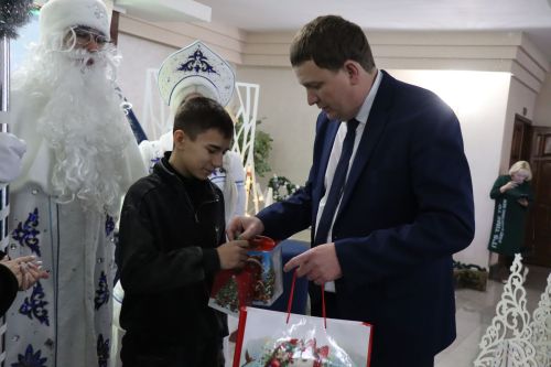 Волшебство продолжается: нурлатцы исполняют новогодние мечты детей