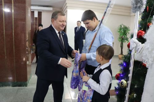 Волшебство продолжается: нурлатцы исполняют новогодние мечты детей